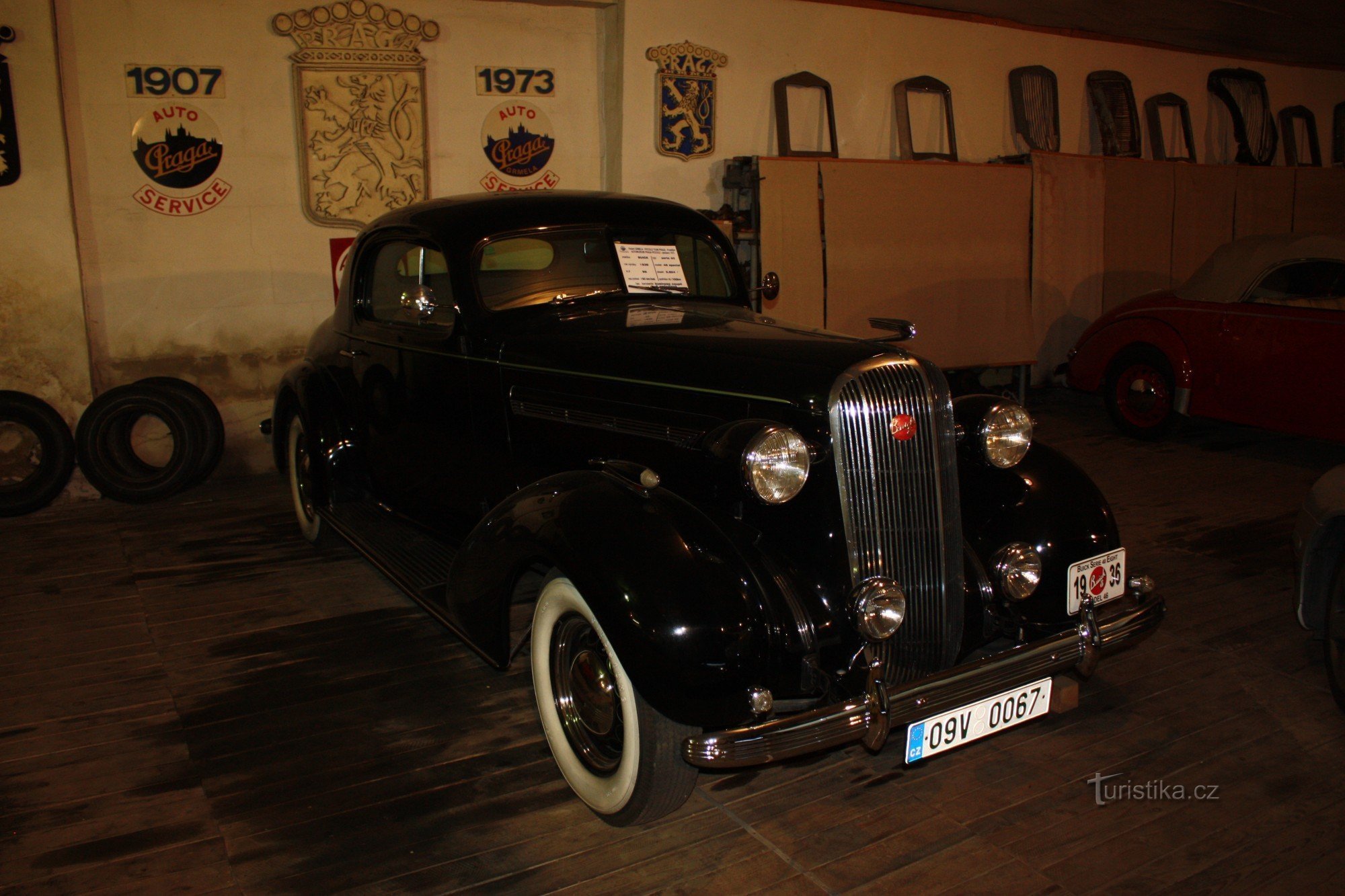 Vuoden 1936 amerikkalainen Buick on kokoelmassa vertailua varten