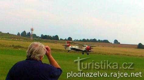 AN-2 na vzletno-pristajalni stezi