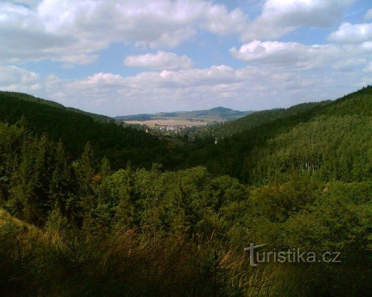 Andělská Hora: Andělská Hora kilátása a Kryštofova-völgybe vezető erdőből - j