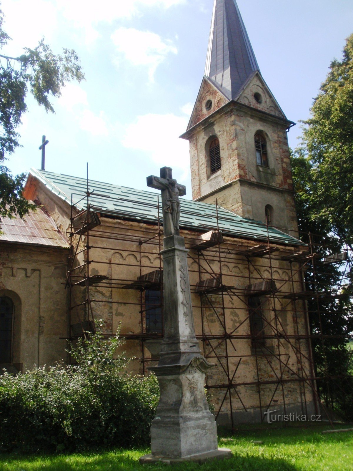 Studnia Anenská, kościół św. drzewo laurowe