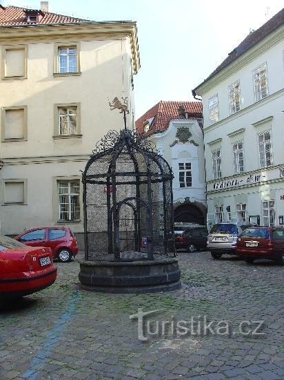 Praça Anen: Teatro Na Zabradlí à direita, Palácio Pachtův atrás