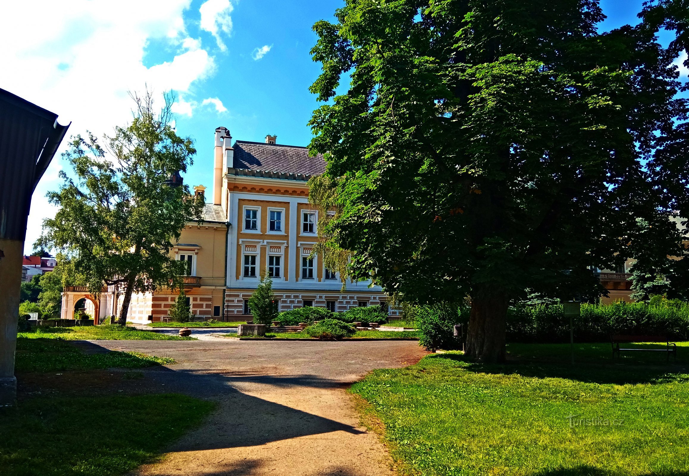 Englischer Schlosspark beim Schloss in Světlá nad Sázavou