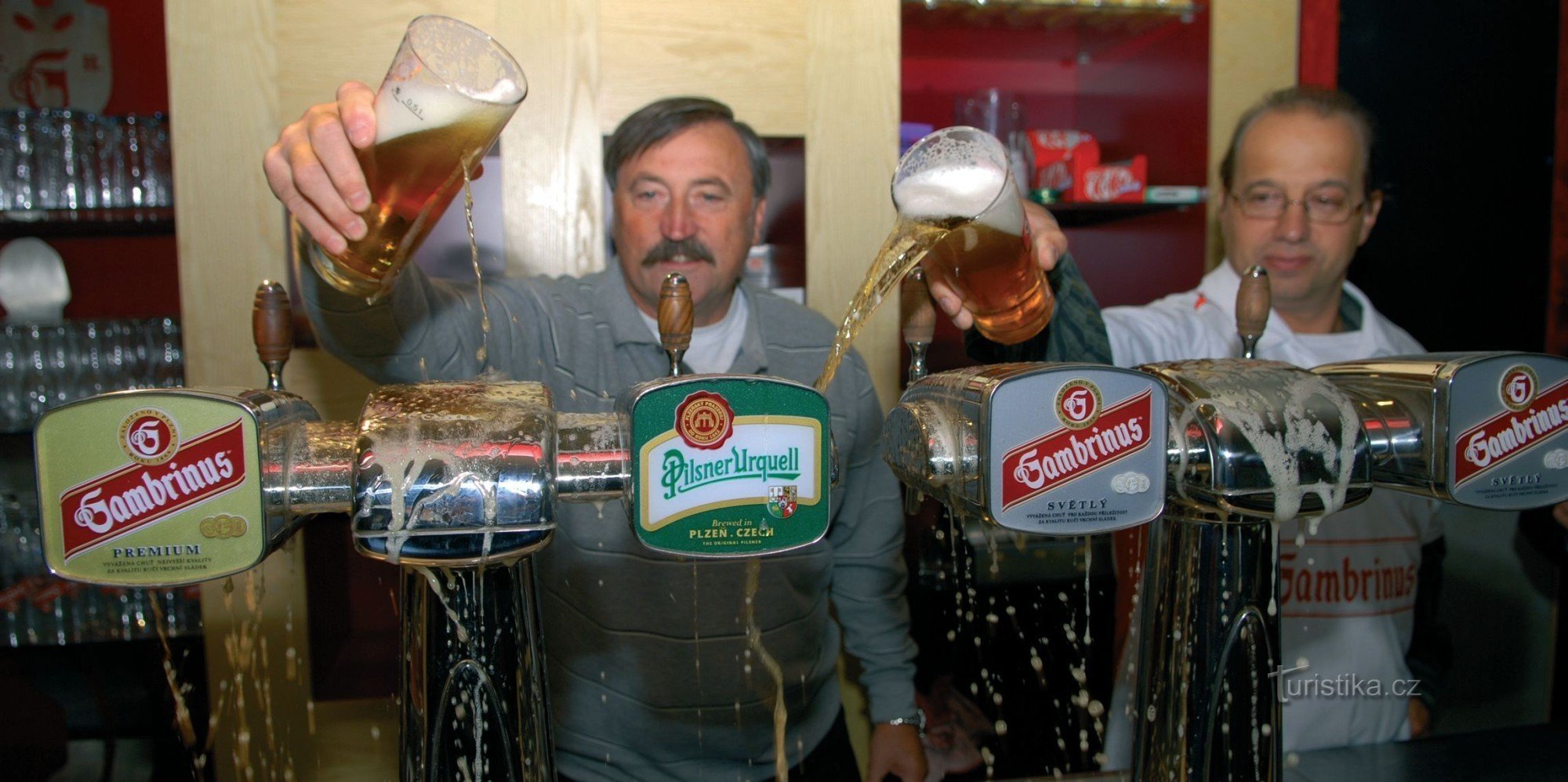 Antonín Panenka a Miroslav Bažant při křtu 1. fotbalové hospody