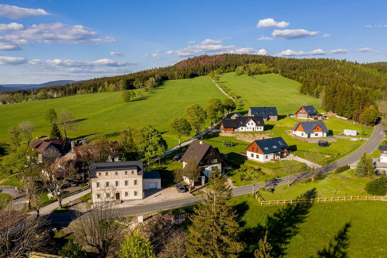 Het appartement ligt direct naast de weg naar Hvězda