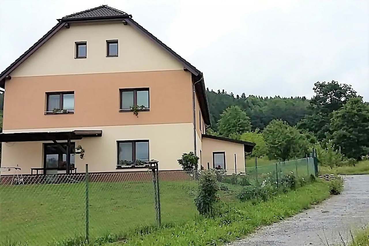 Apartman L&M Kájov, pogled na kuću s prilaza