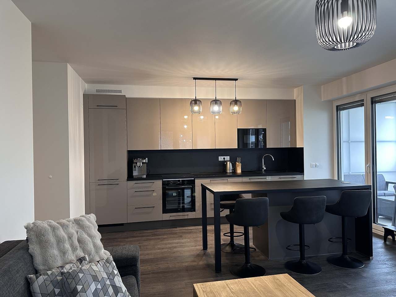 Apartmán Pod slunečním vrchem - otevřená kuchyň s jídelním stolem