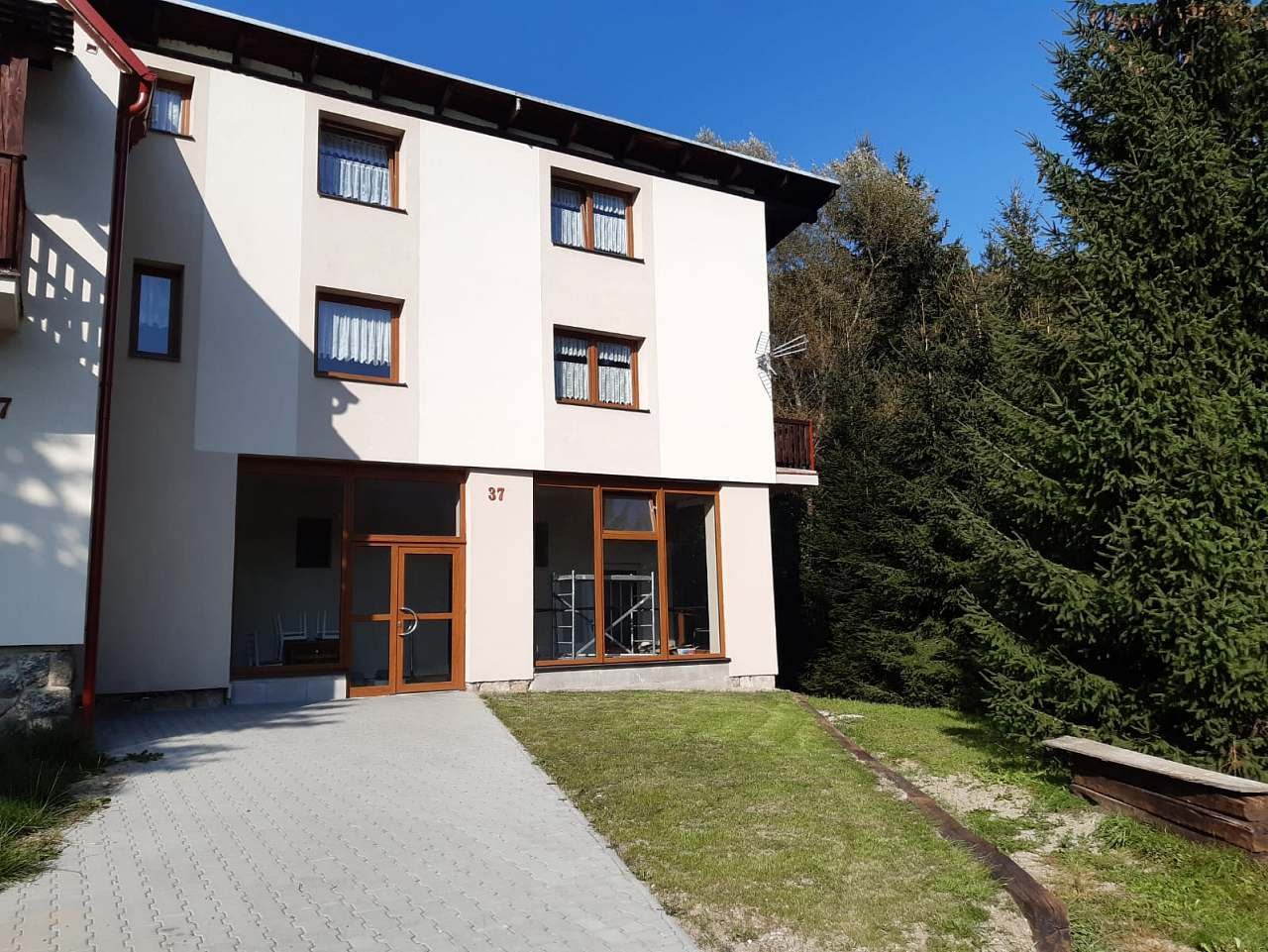 Apartmán U Čechů - vstupní hala - vstup do apartmánu a lyžárny.