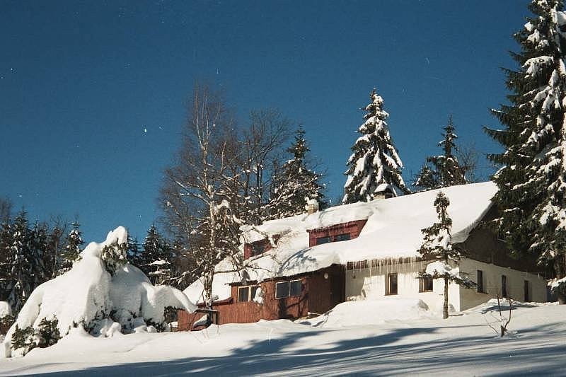 Апартаменти Bedřichov - зимовий вид з садом