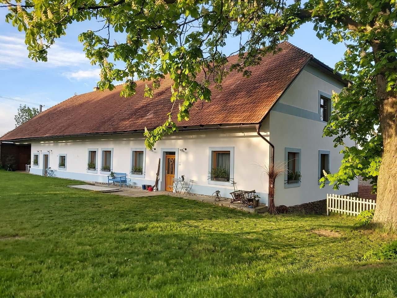 Apartments kocourek: view of the cottage from the yard