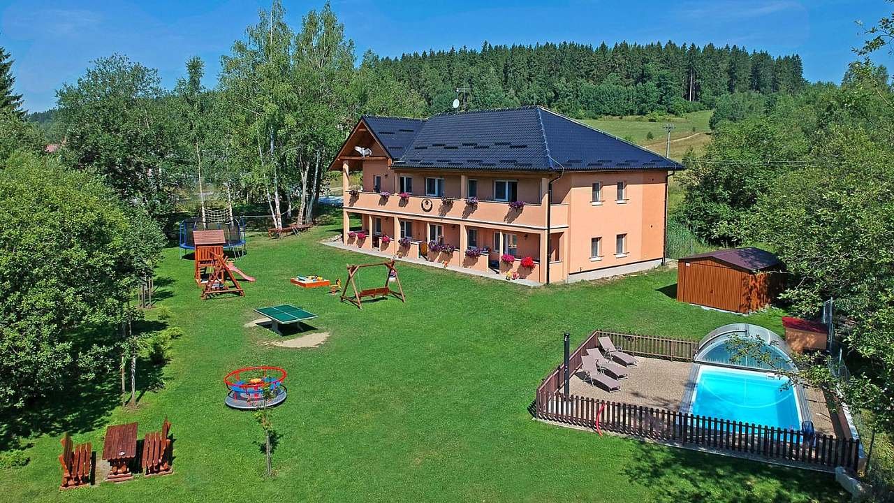 Apartmány nad rybníky budova ubytování a zahrada