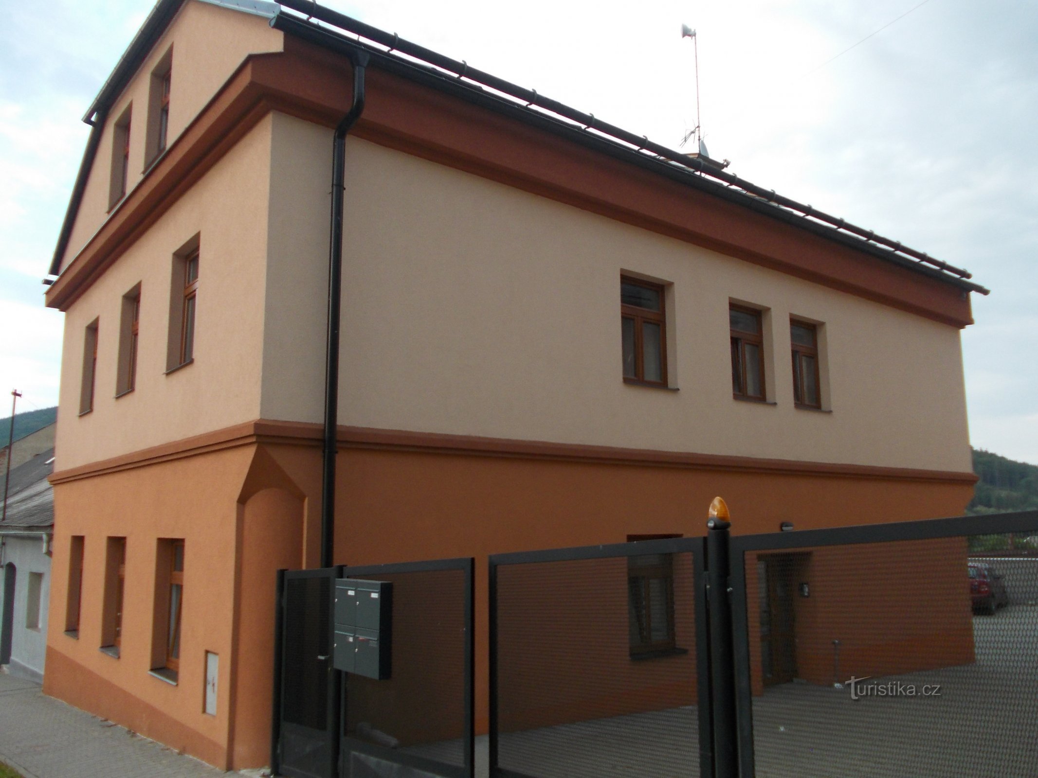 apartments with parking in the yard