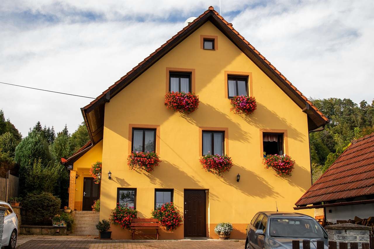 Apartamentos Vysoká Lípa 121, casa y jardín.