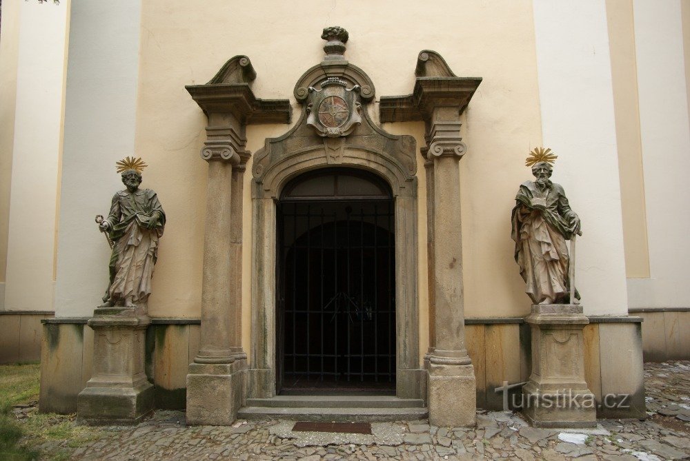 pareja apostólica a la entrada de la iglesia