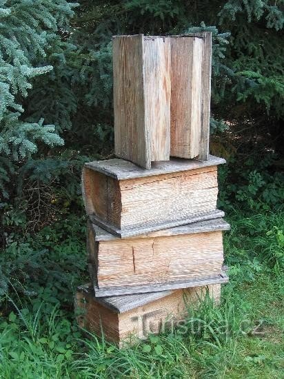 Křtiny Arboretum: tallas de madera, instaladas en el arboreto