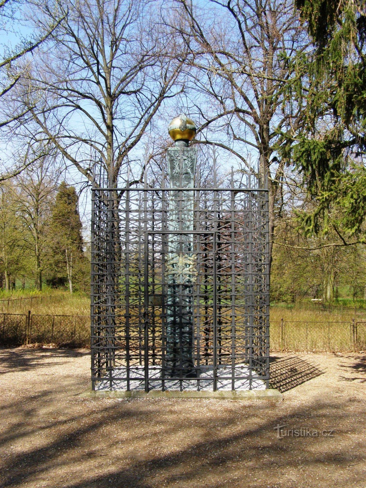 Arboretum Růžový palouček - monumento de los hermanos checos