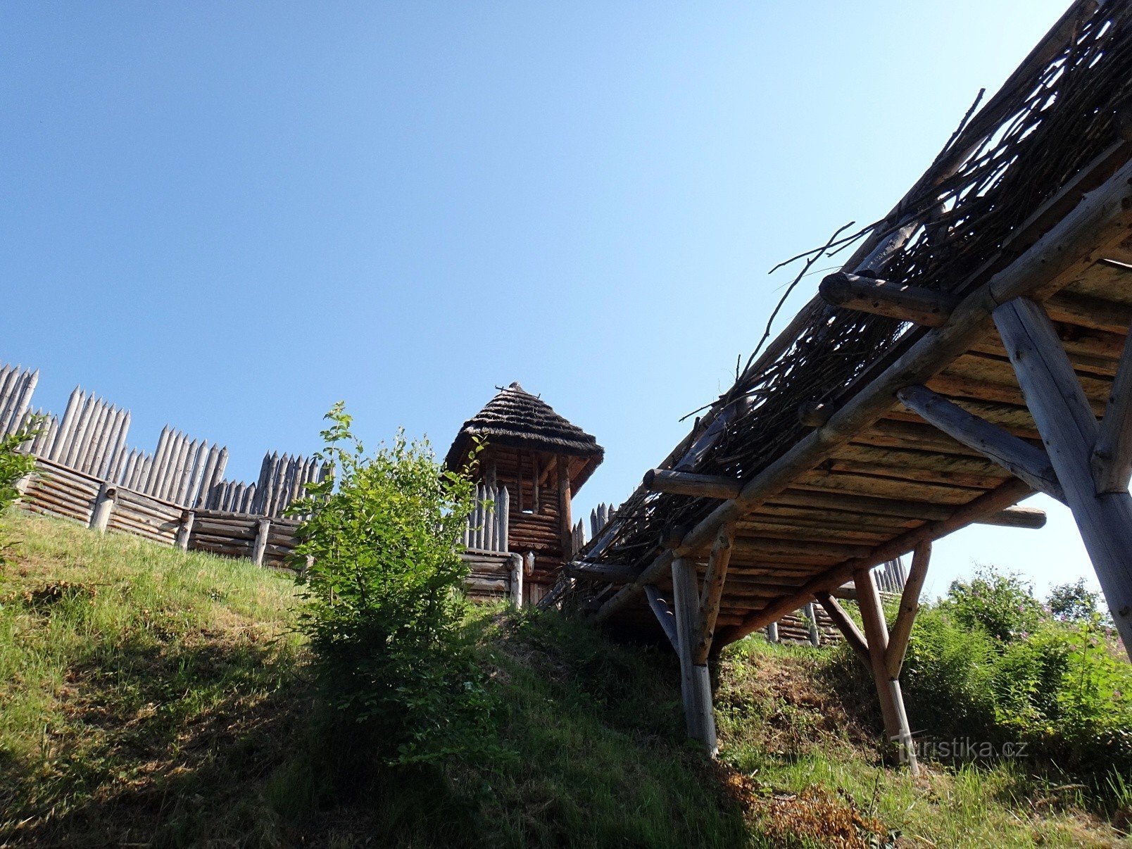 Archeopark-Brücke und Befestigungsanlage mit Tor