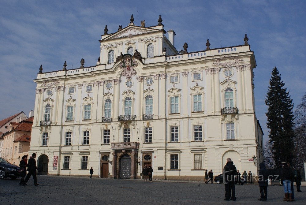 Nadškofova palača