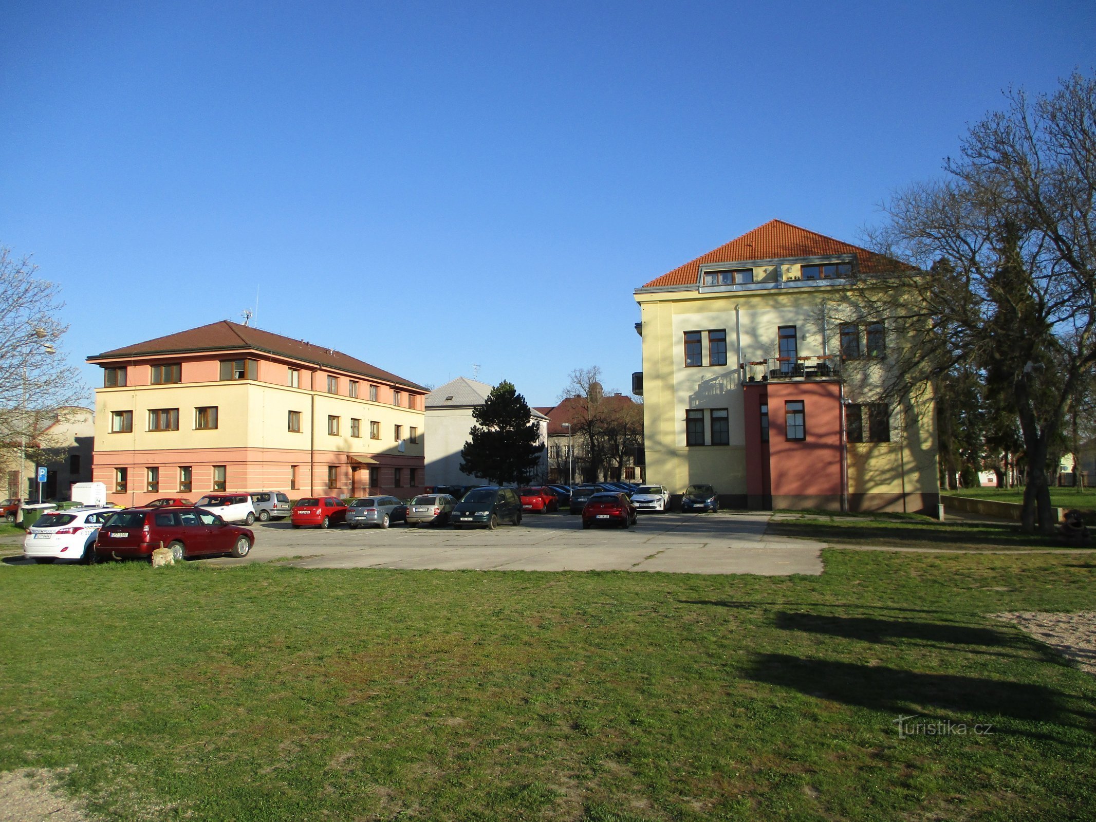 Området for den tidligere sukkerfabrik (til højre er det tidligere pensionat for drengenes