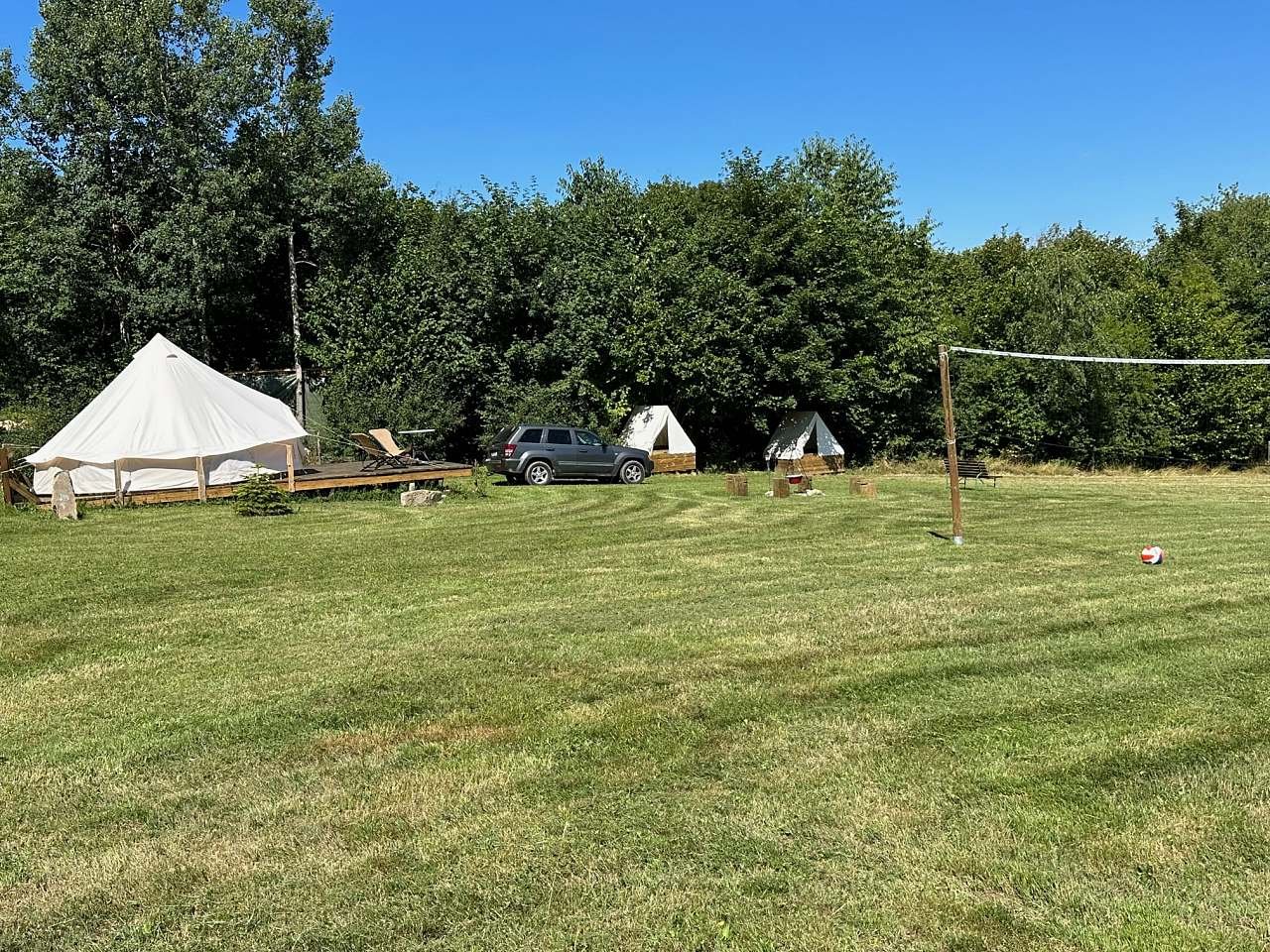 areál glampingu Návary