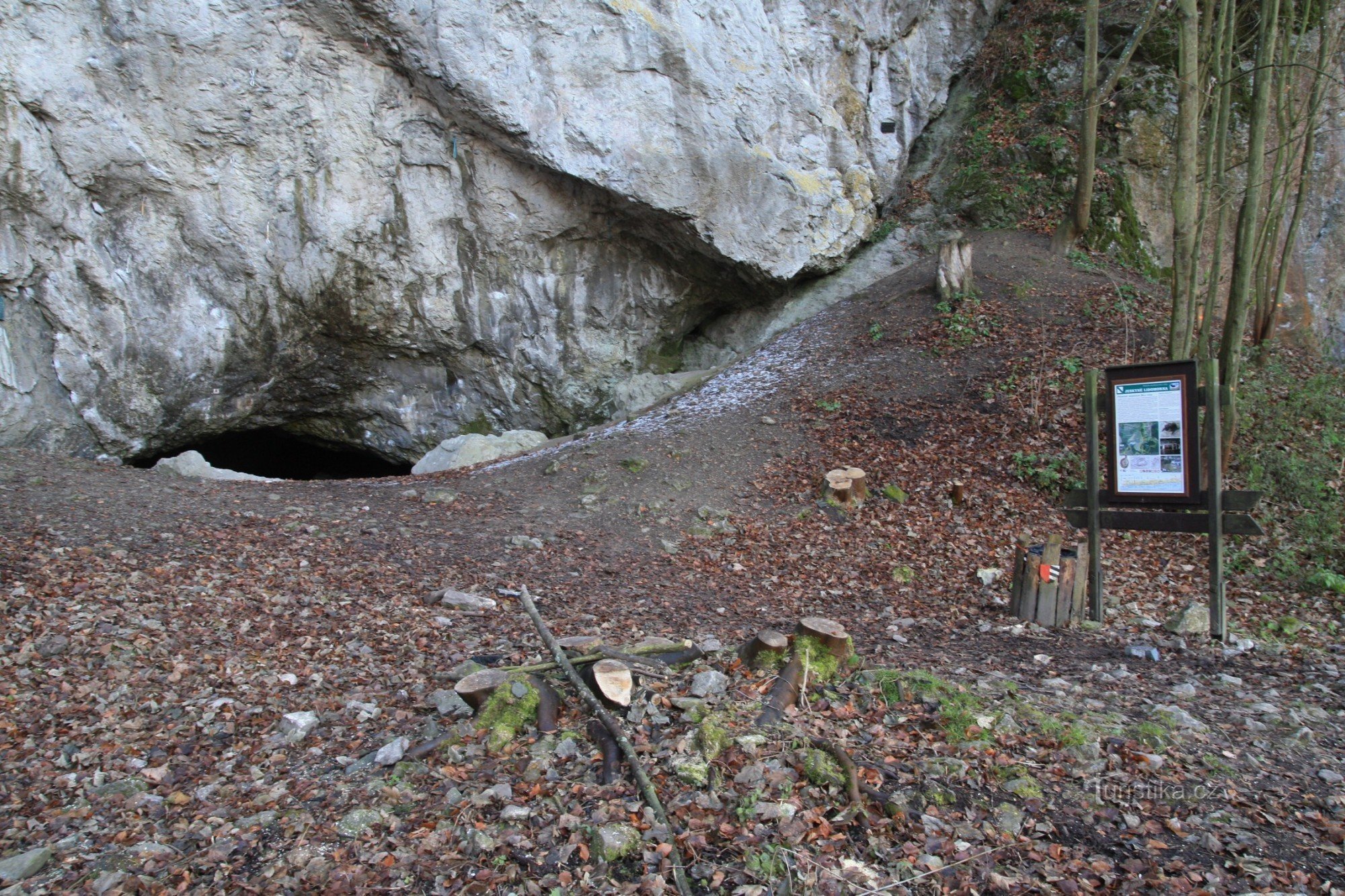 Das Gebiet der Lidomorny-Höhle mit einer Informationstafel