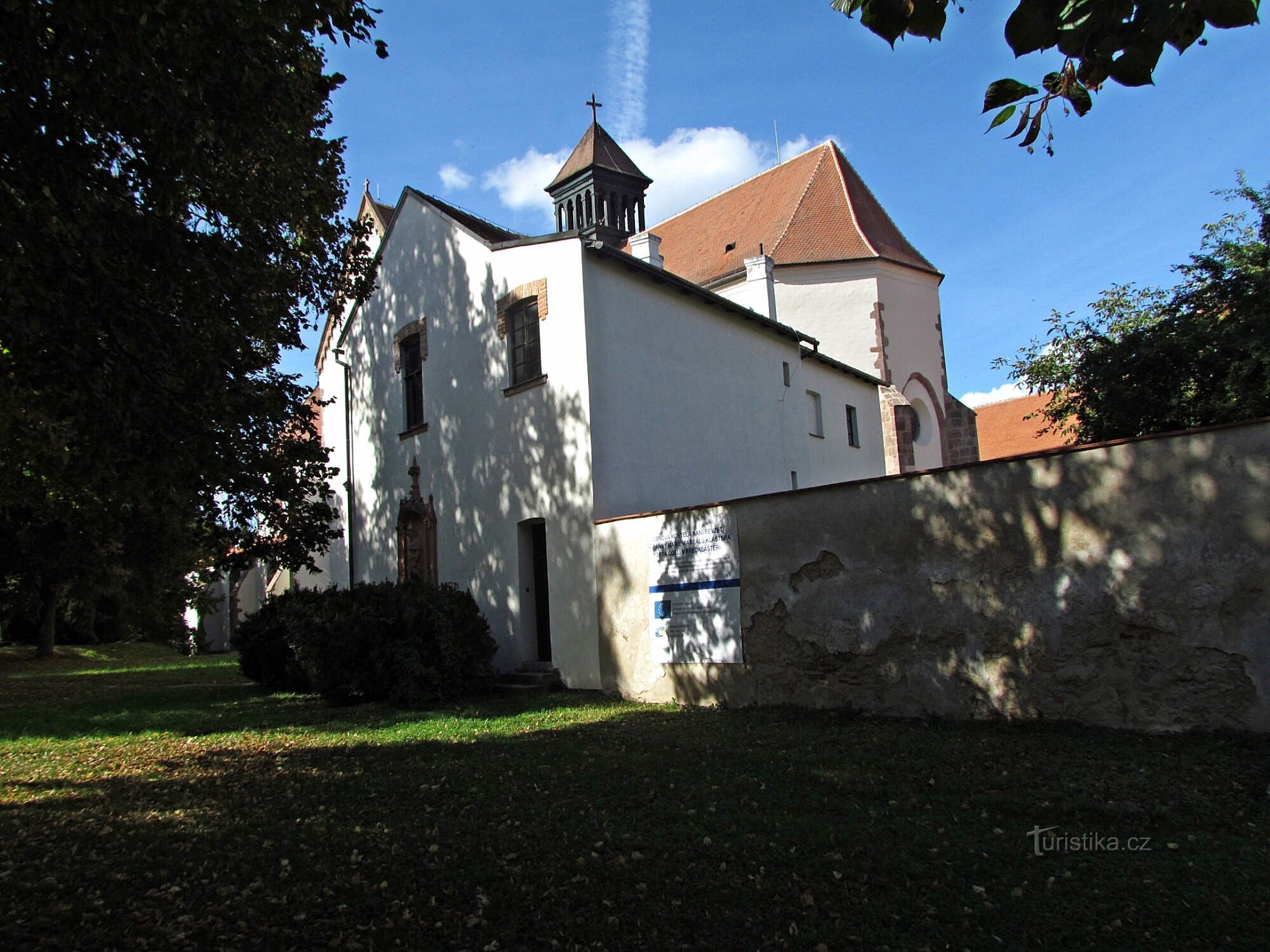khuôn viên của tu viện Porta Coeli