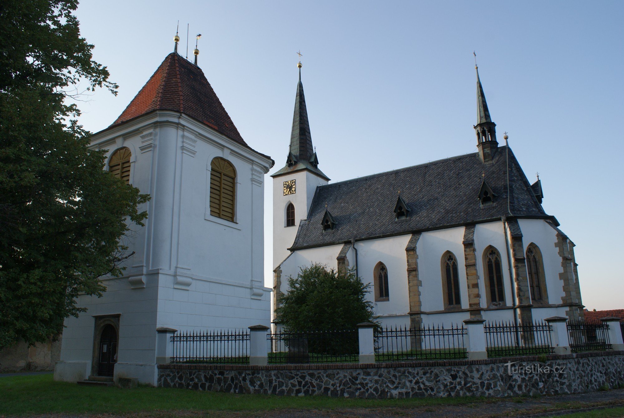 quartier de l'église avec clocher