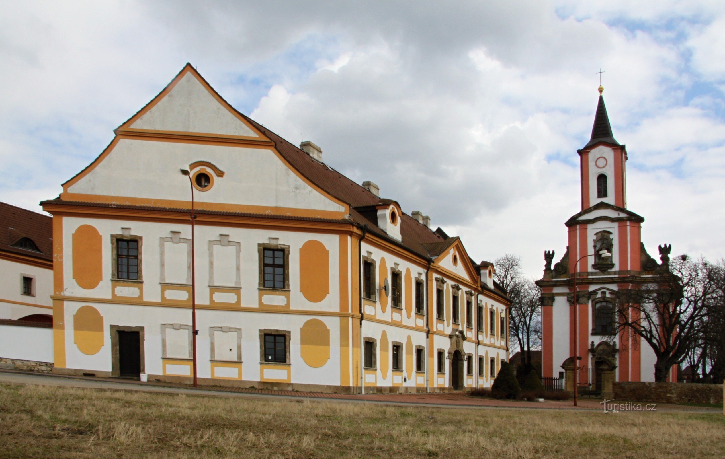 Zona bisericii Sf. Wenceslas cu cimitirul