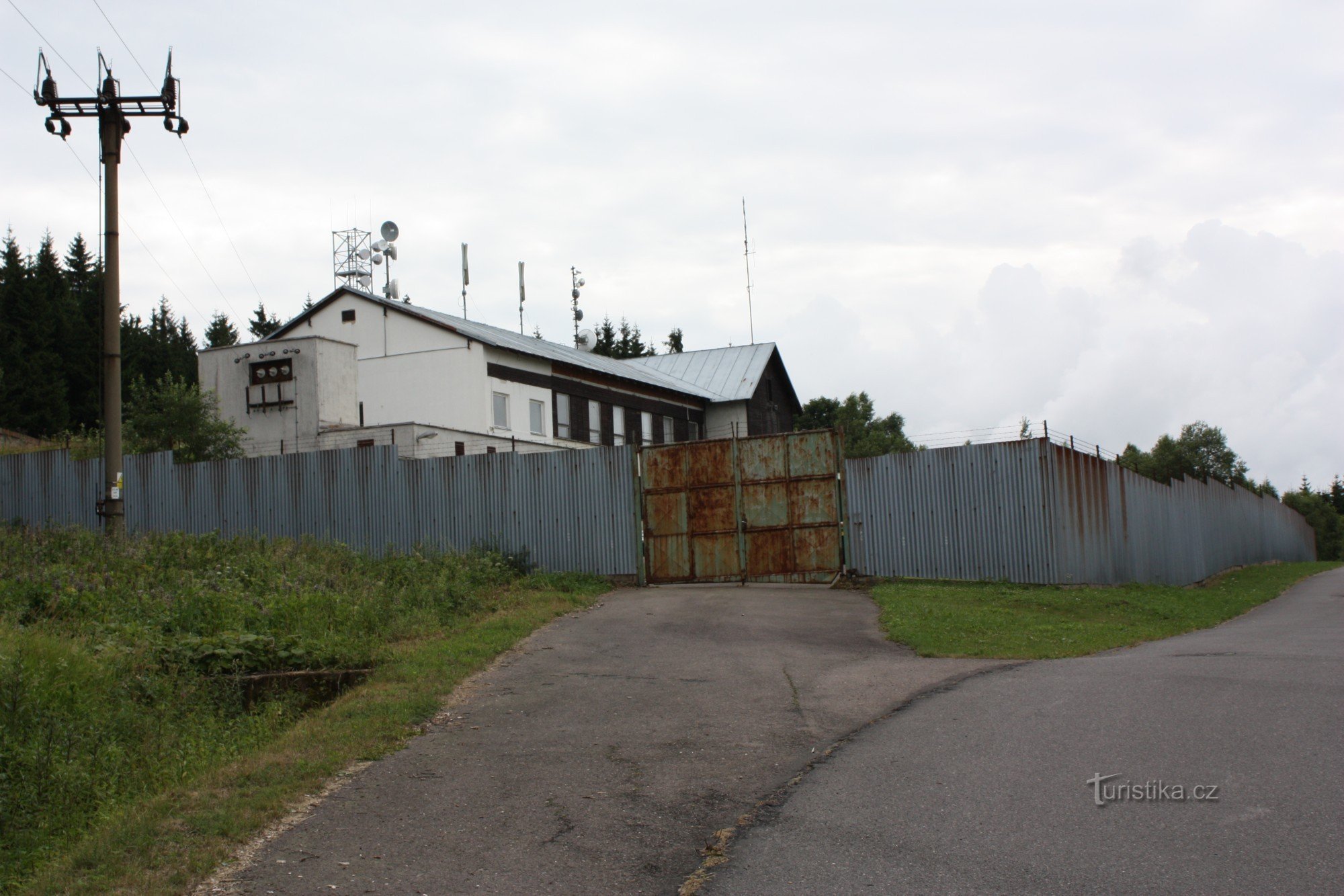 Portão traseiro da área da fortaleza de Hanička