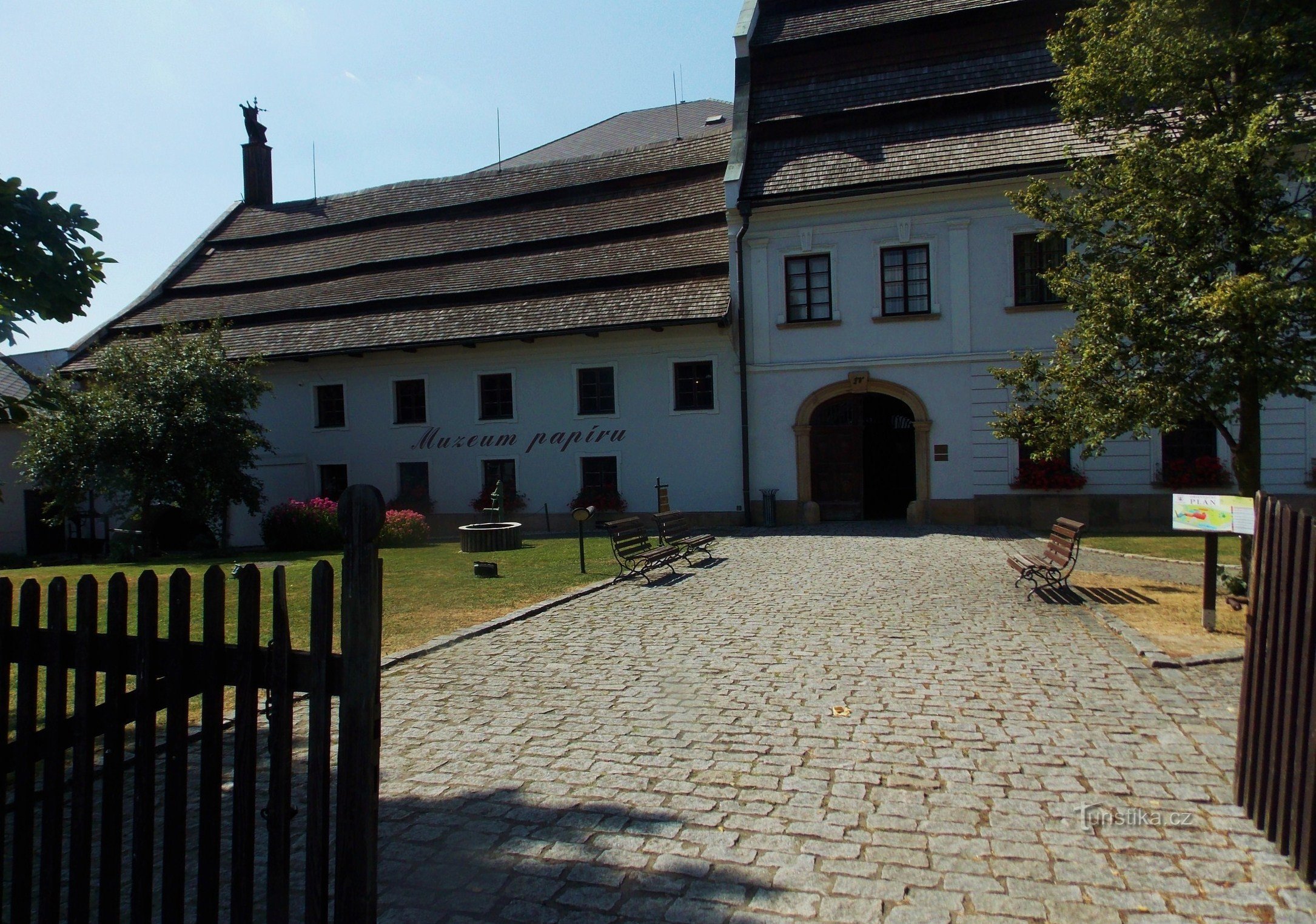 Locul fabricii de hârtie manuală cu un muzeu în Velké Losiny