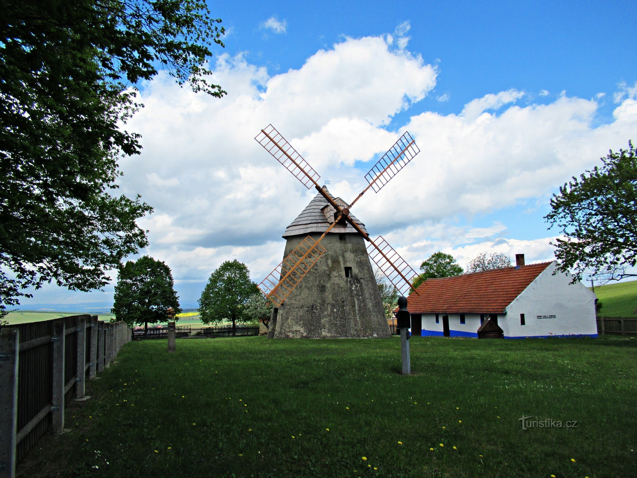 La zone du moulin à vent au-dessus du village de Kuželov à Slovácko