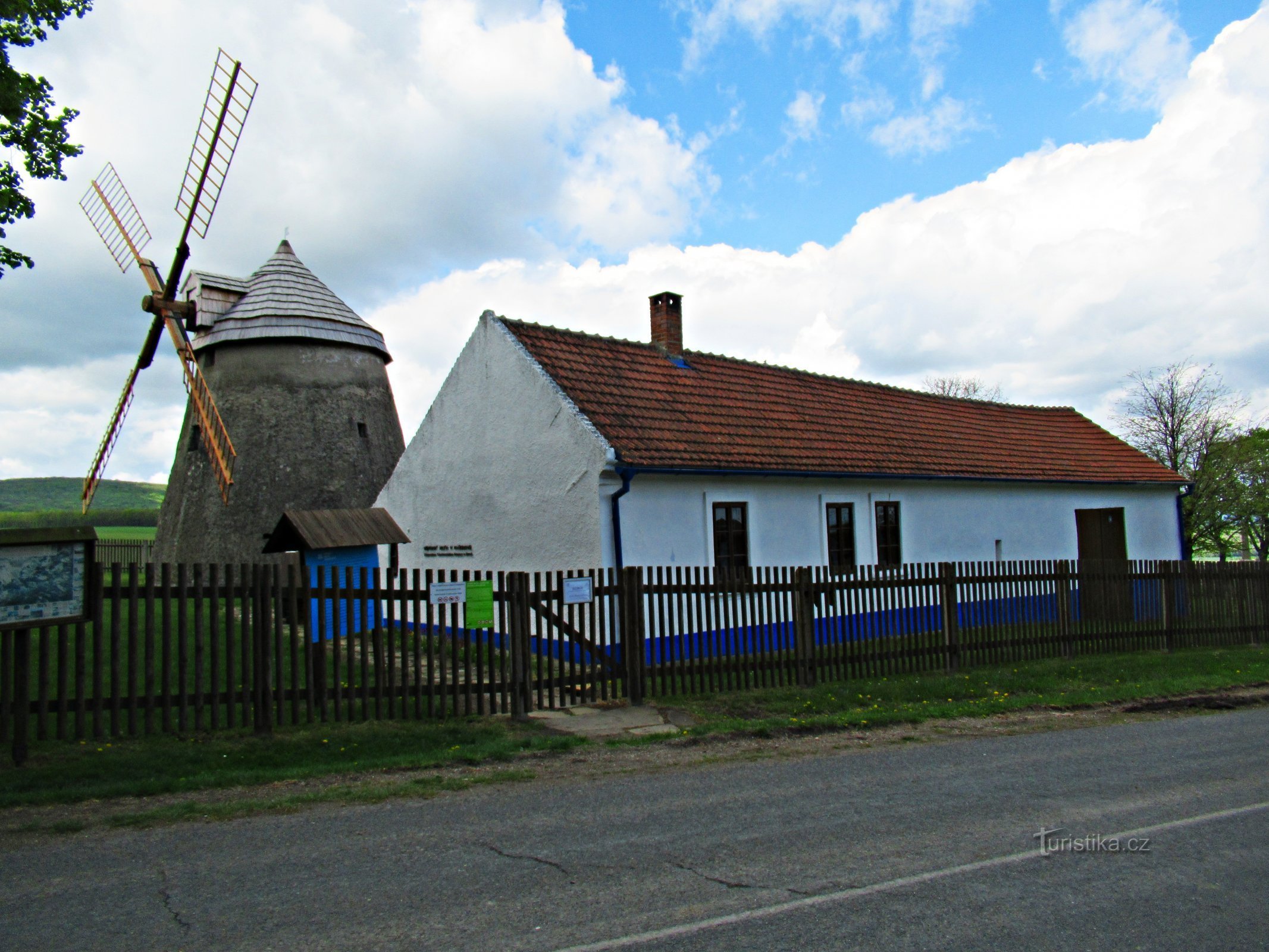 Das Areal der Windmühle oberhalb des Dorfes Kuželov in Mährische Slowakei