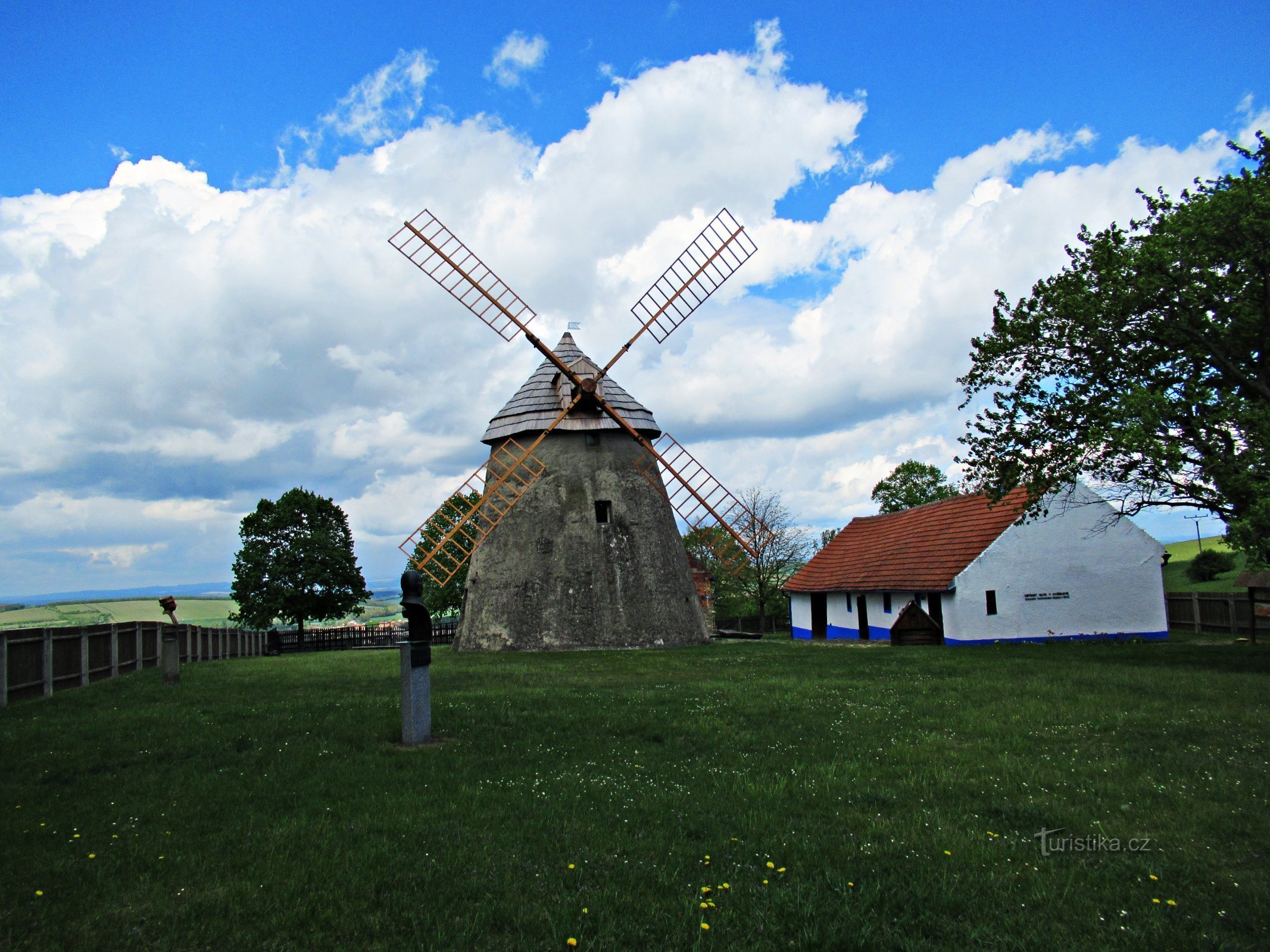 Das Areal der Windmühle oberhalb des Dorfes Kuželov in Mährische Slowakei