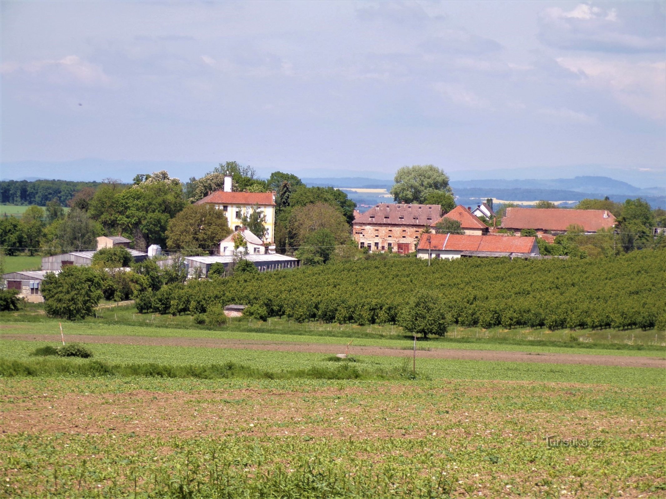Територія замку та колишньої ферми з Горні Пржим (Dolní Přím, 1.6.2021)