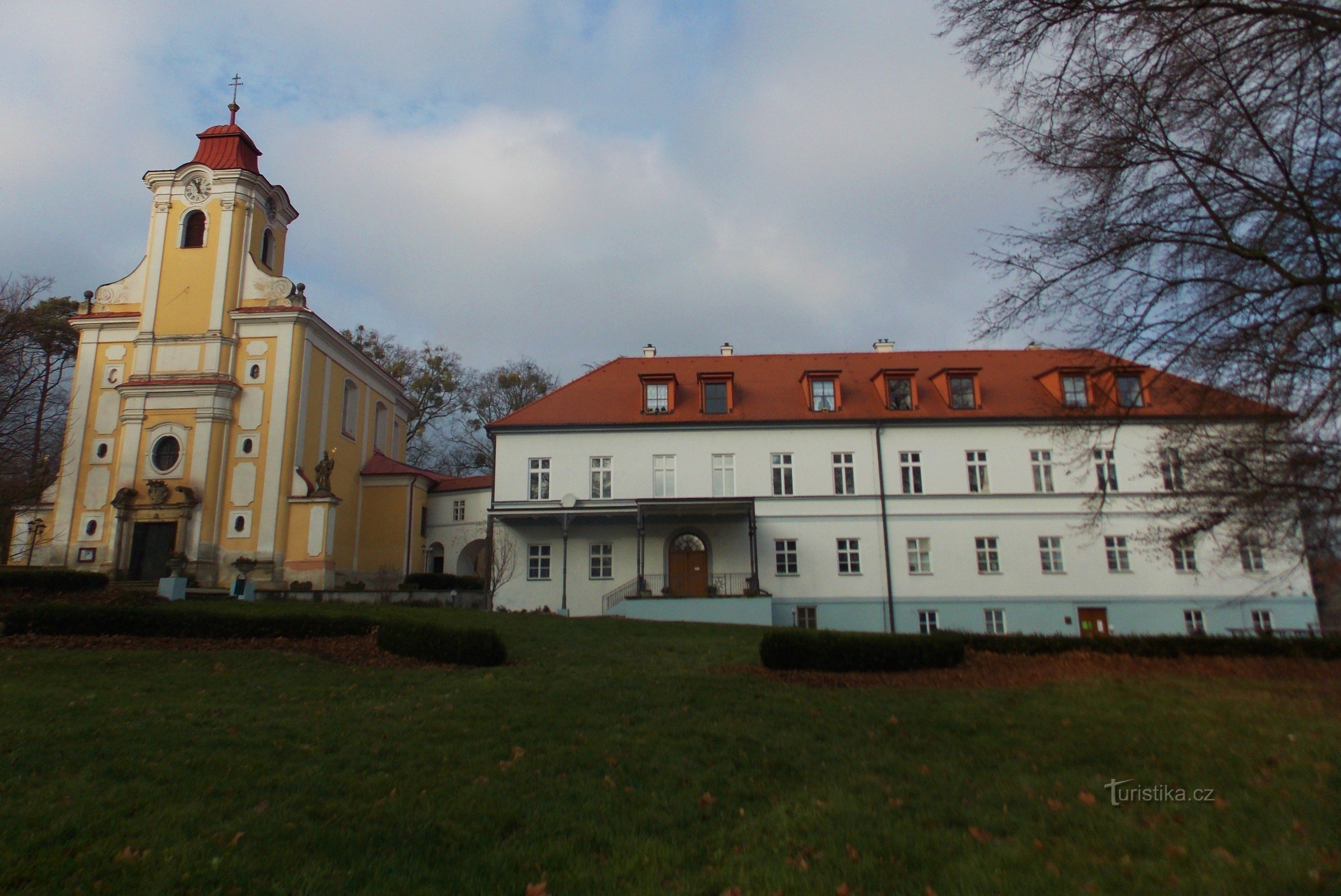 Areál zámku a kostela v Pohořelicích