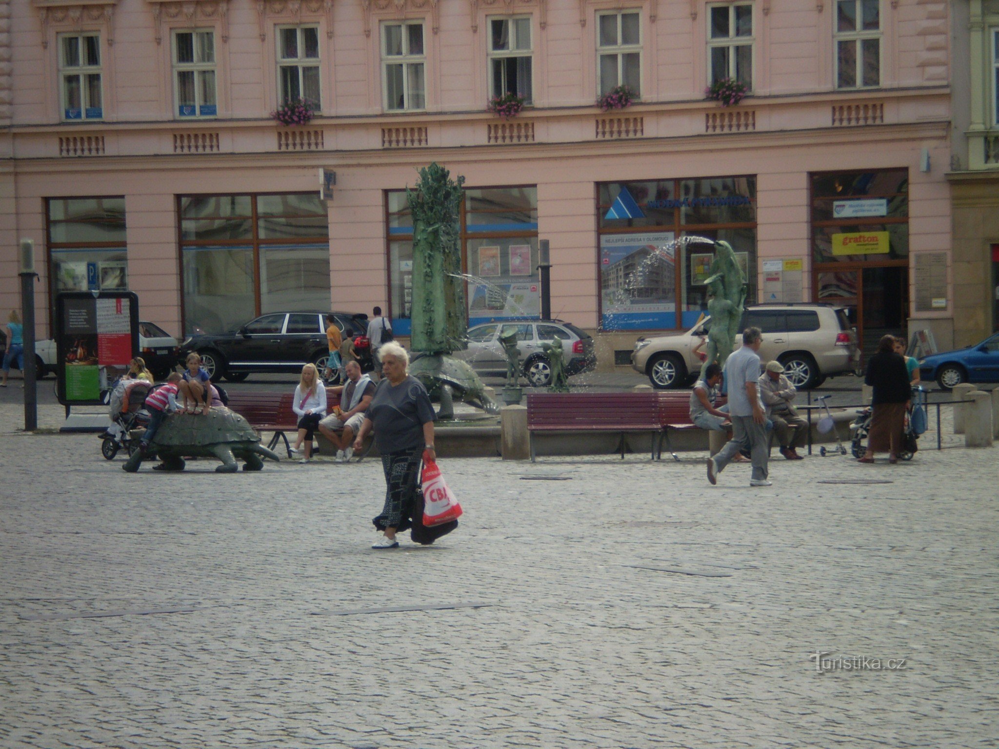 Arions Brunnen in Richtung Theater