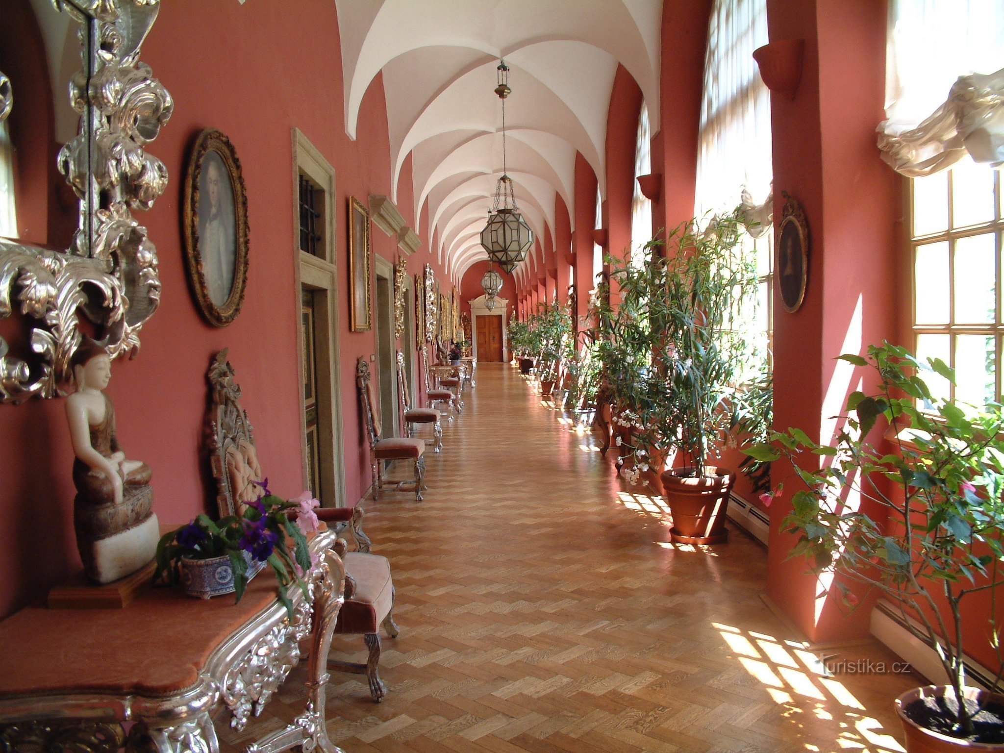 Pasillo de arcada con flores.