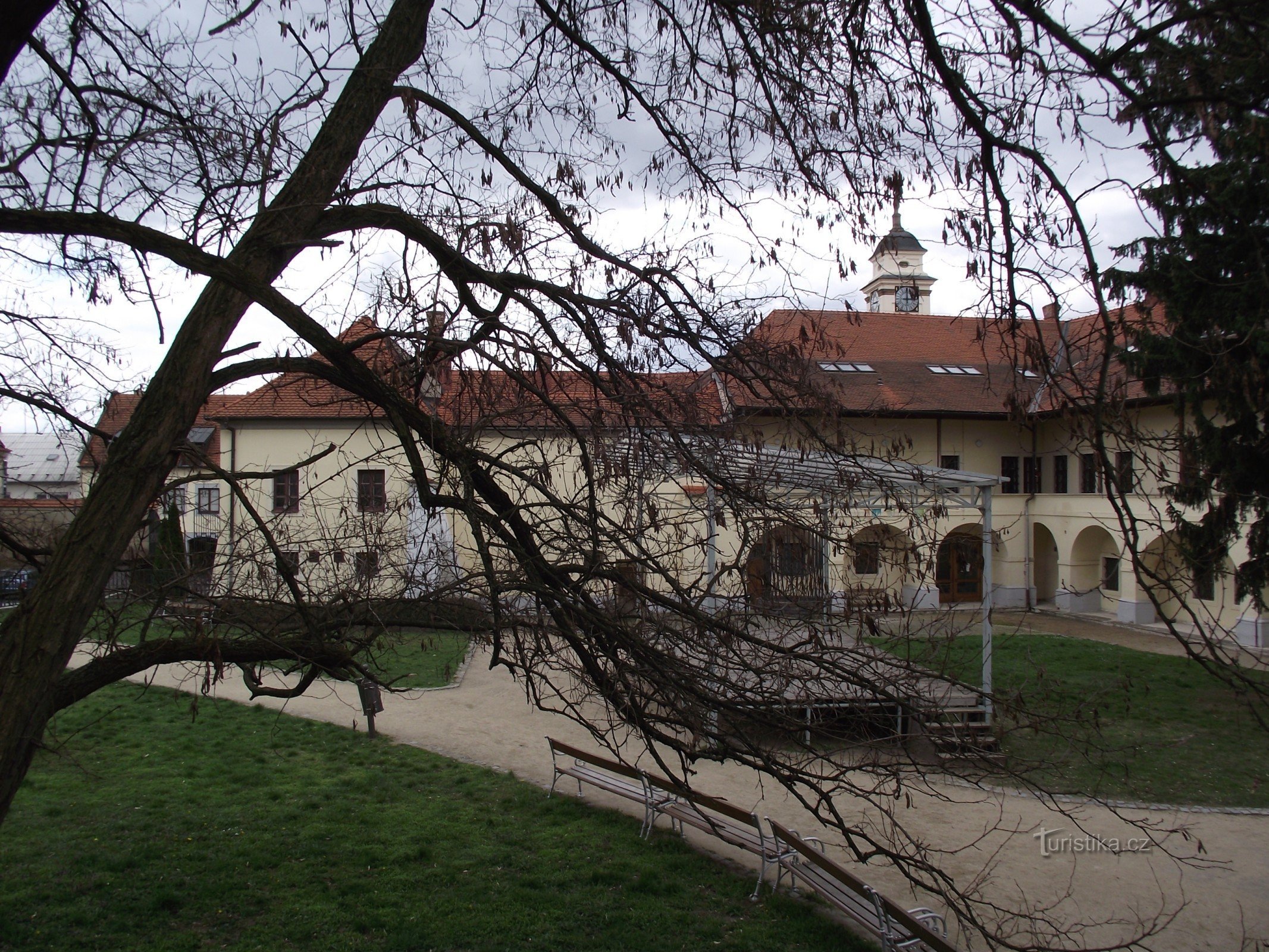 the arcaded courtyard of the palace