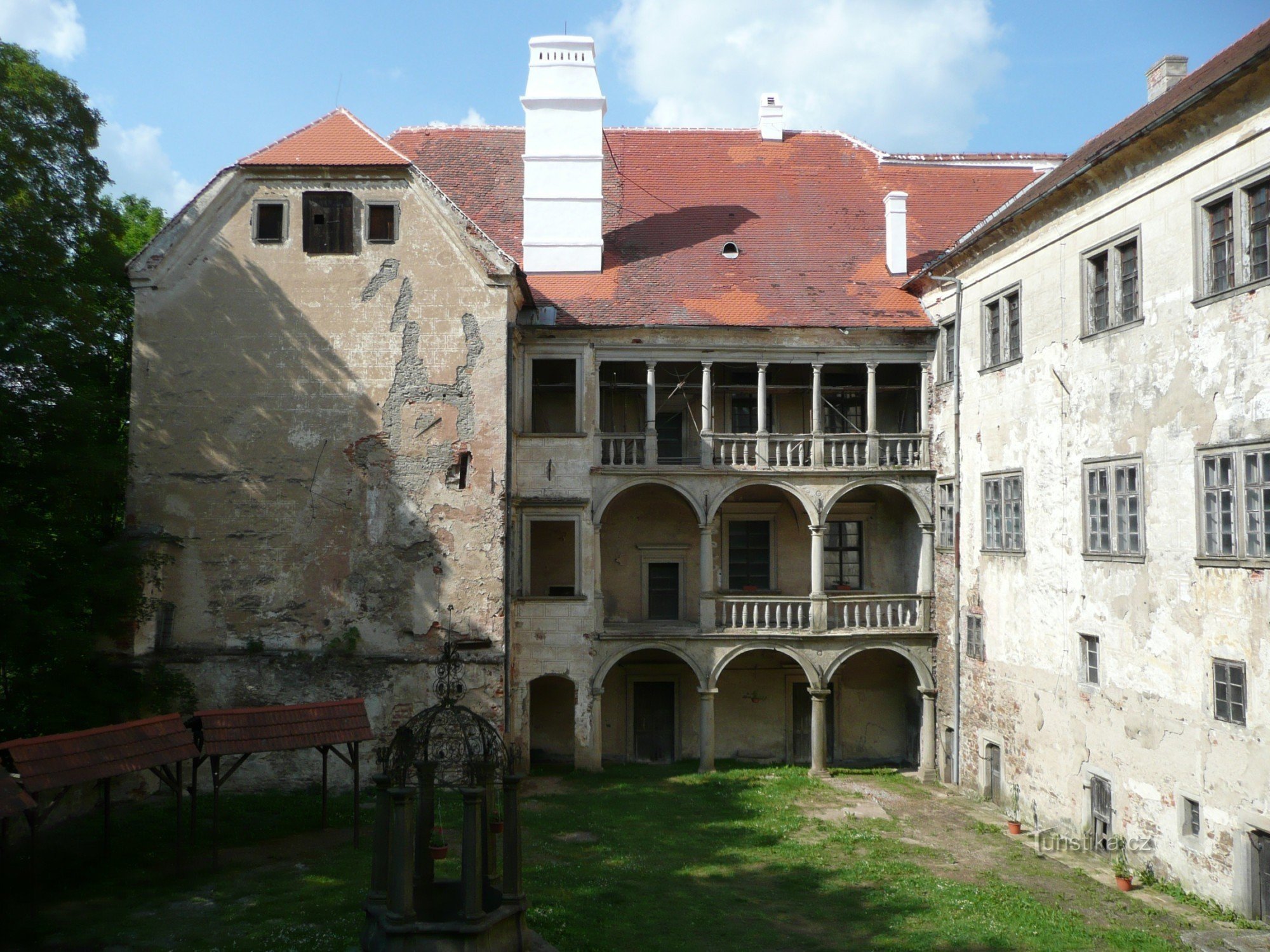 Arcades on III. courtyard