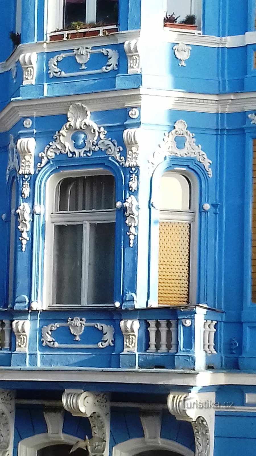 παράθυρο σε προεξοχή με μπαλκόνι