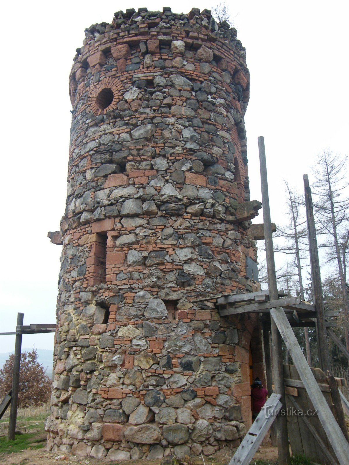 otprilike na pola popravka