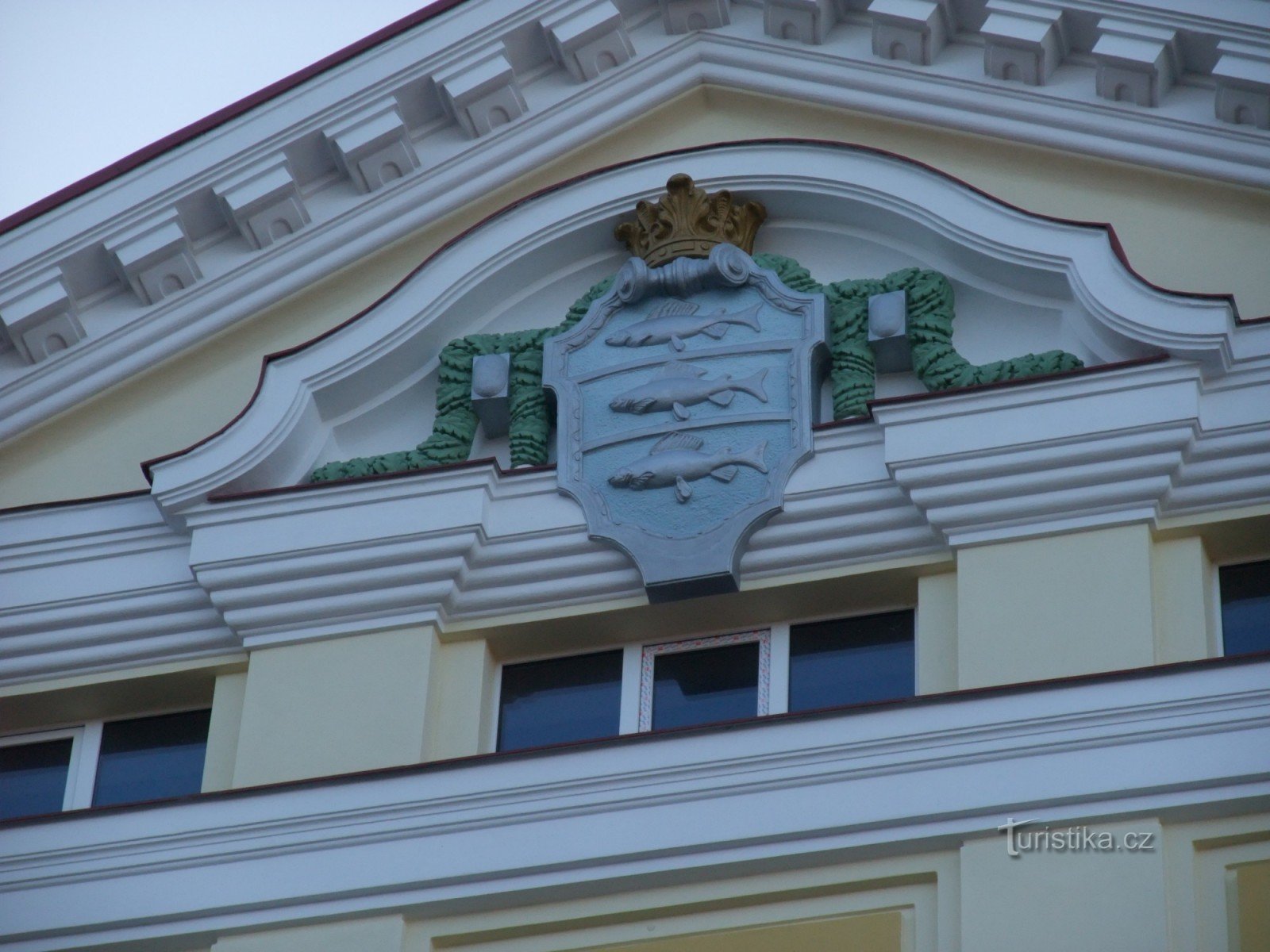 Ясеневый герб на здании школы