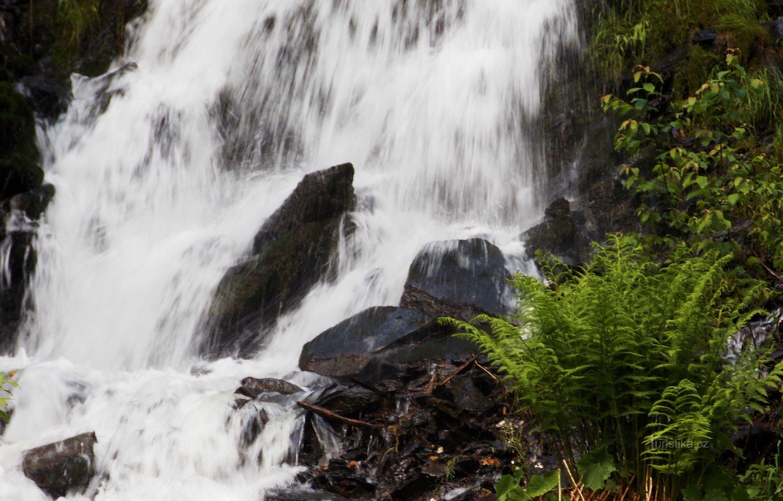 Attraktion in Karlov Studánka - künstlicher Wasserfall