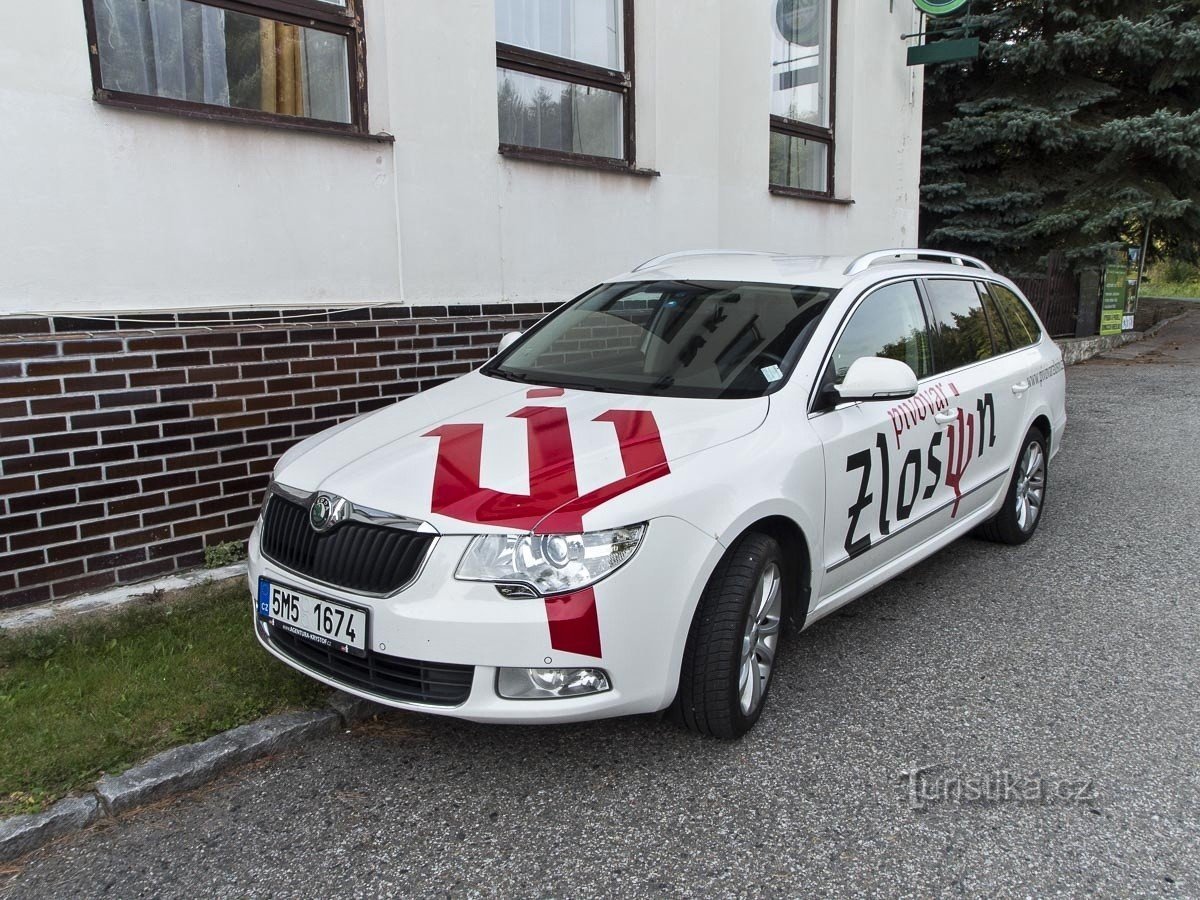 Une voiture aux allures corporatives