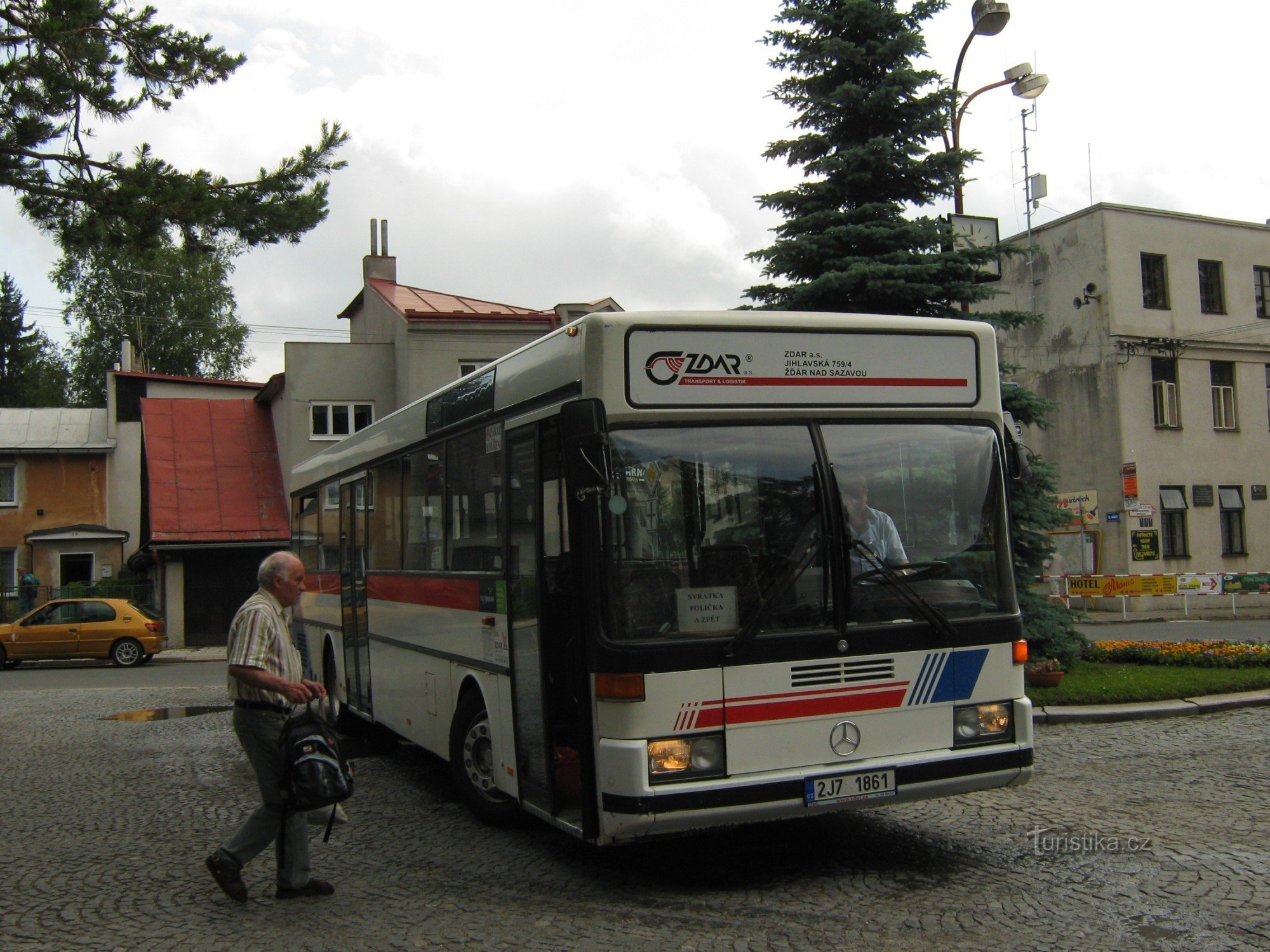 Autobuz la sensul giratoriu din Svratka
