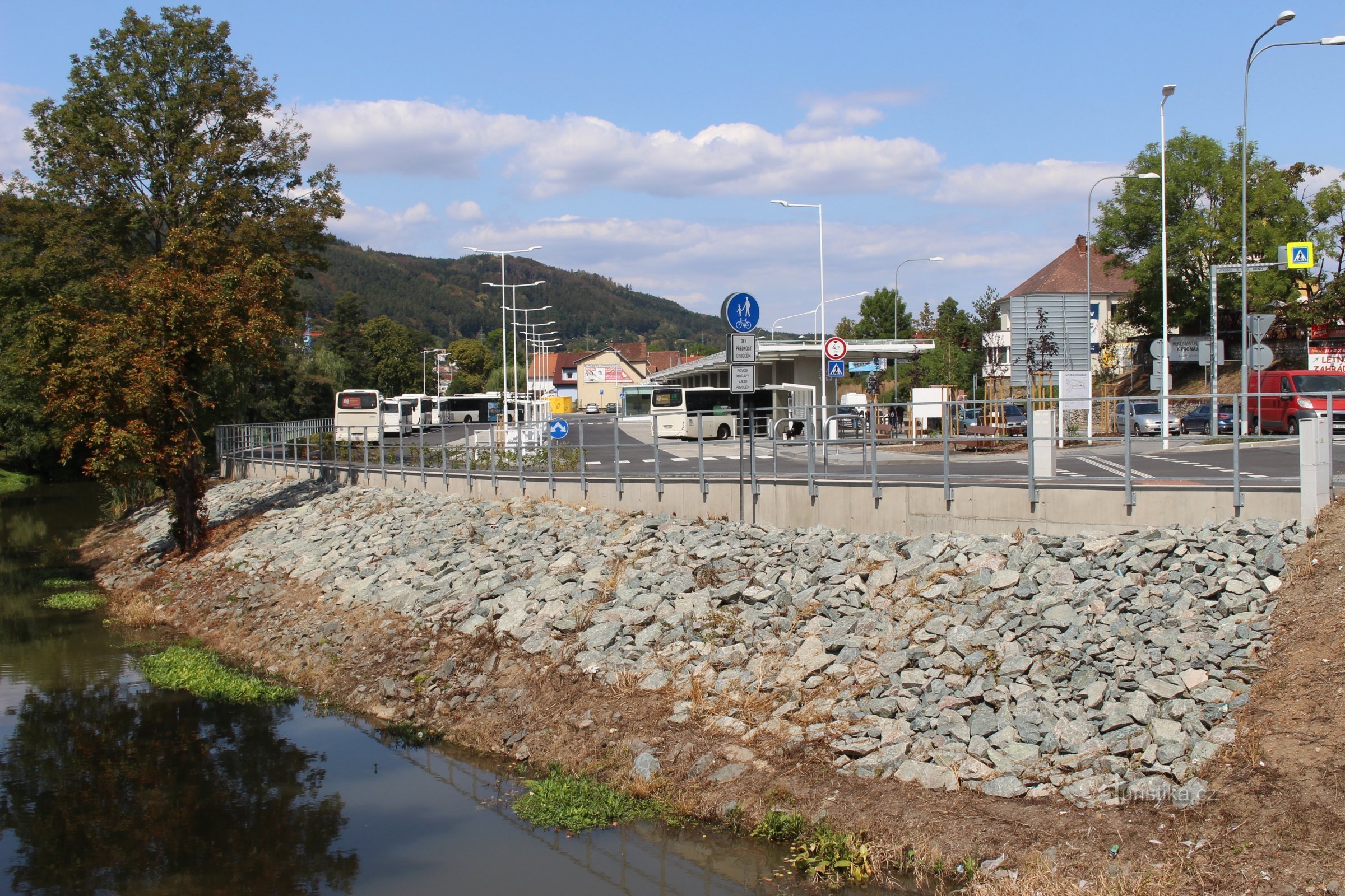 Busstationen ligger på bredden af ​​floden Svitava