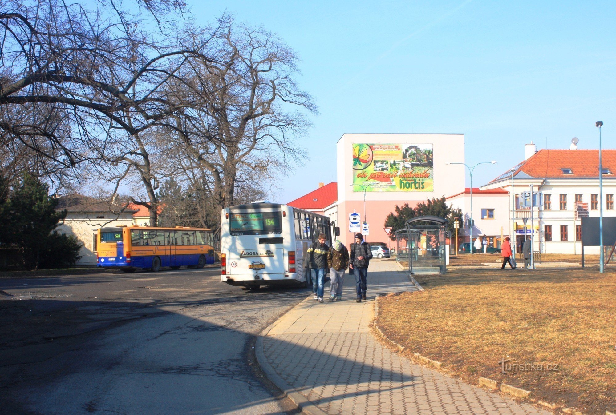 Der Busbahnhof befindet sich am Rande des Schlossparks