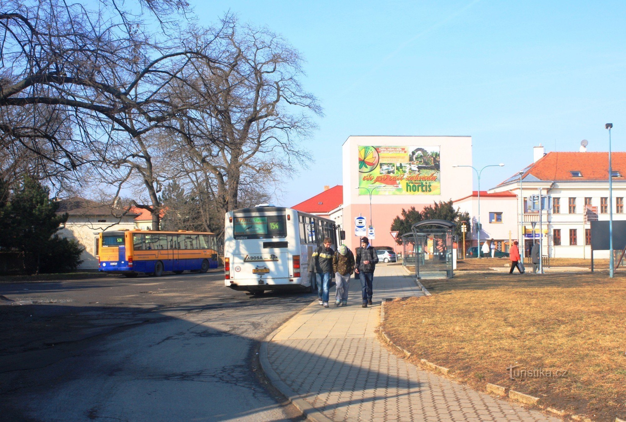 Автостанція розташована на краю замкового парку