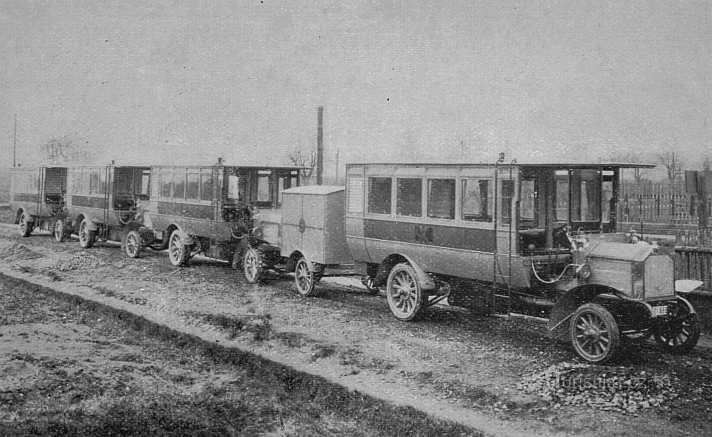 通往 Lázní Bohdaneč 和 Holice 的邮政线路巴士（1908 年）