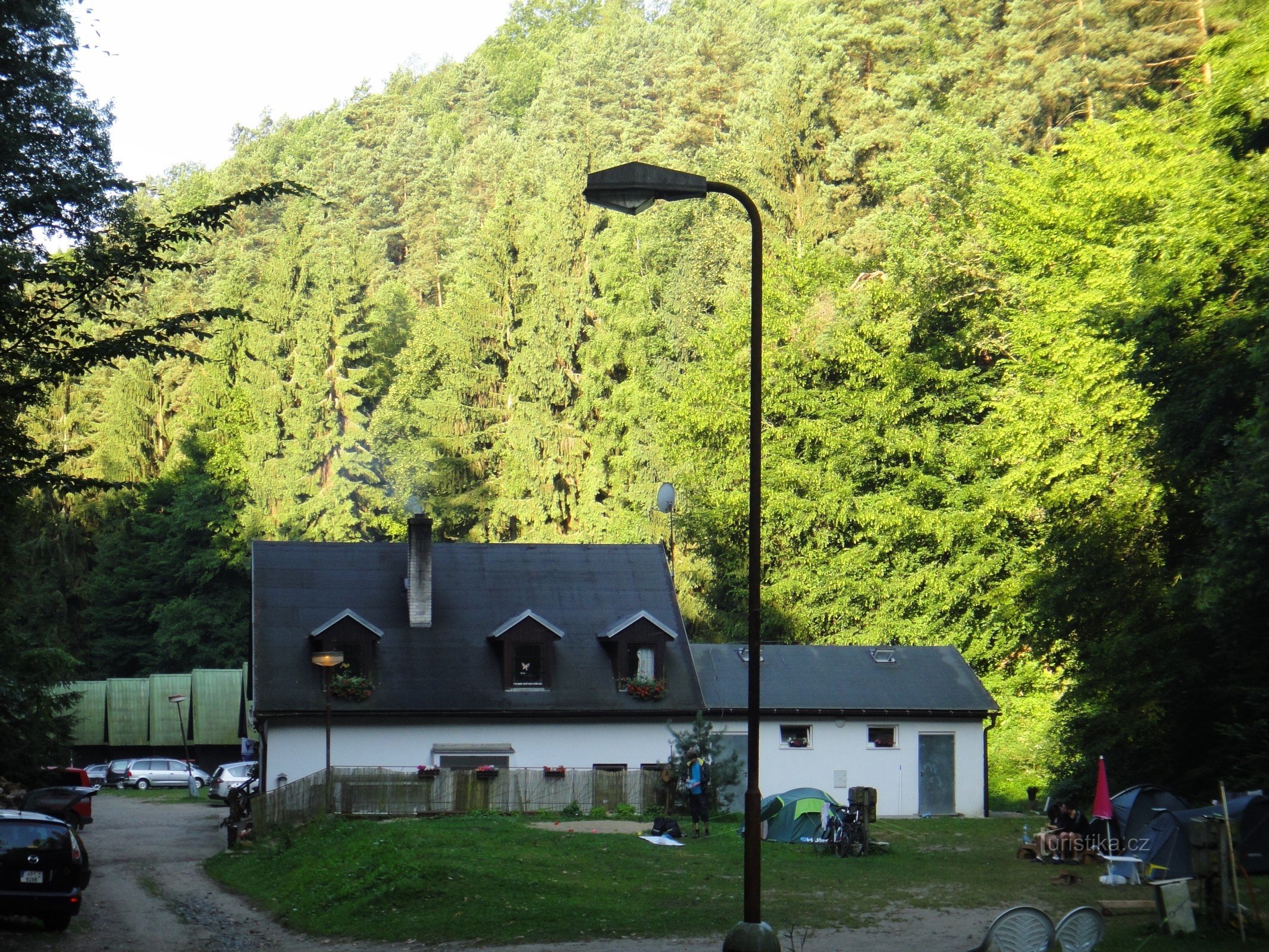 Autocamp Kokořín - Baños y edificio principal