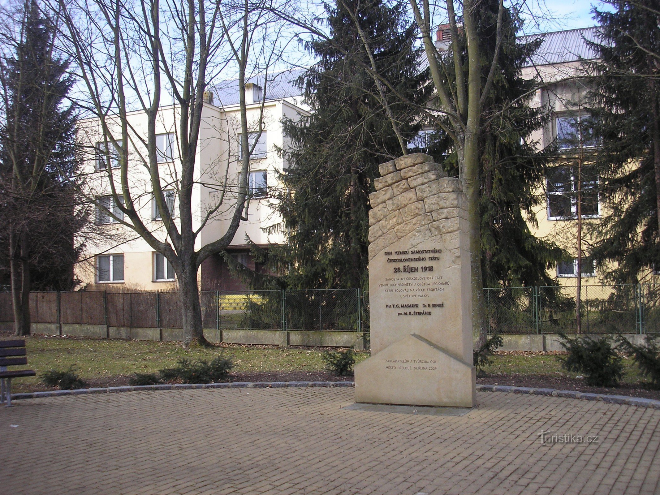 Avtorica približno trimetrskega spomenika iz peščenjaka je Dagmar Štěpánková iz Stře